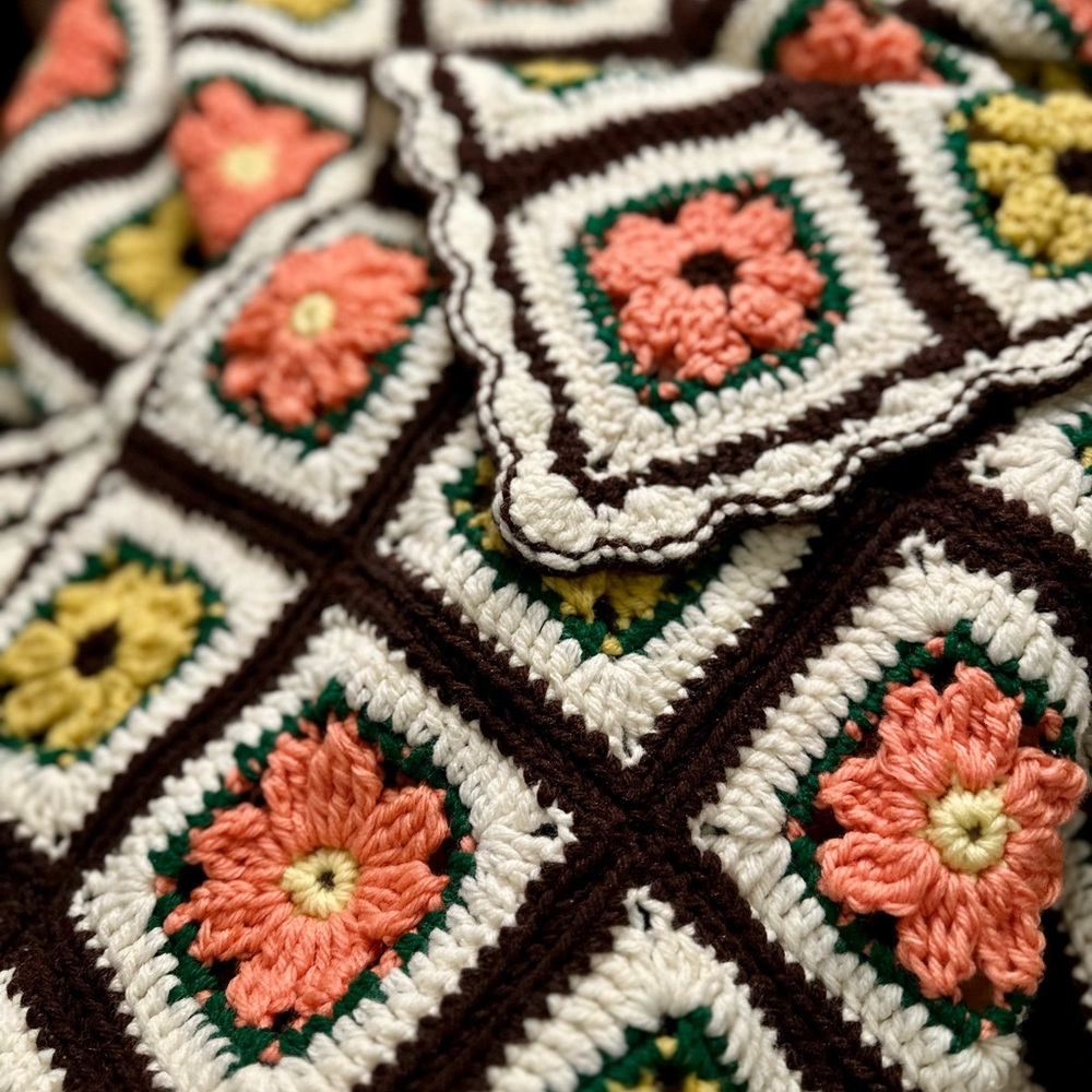 Vintage Cozy Colorful Hand Crochet Granny Squares With Scalloped Edge Afghan - Picture 4 of 5